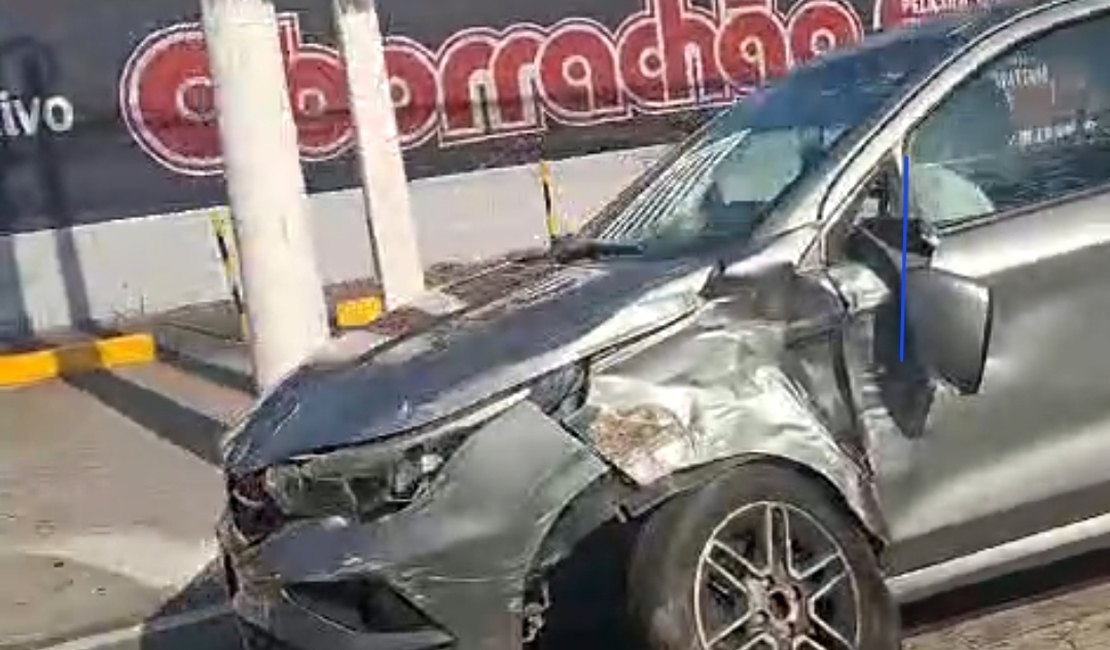 Carreta avança sinal vermelho e provoca acidente na Avenida Fernandes Lima