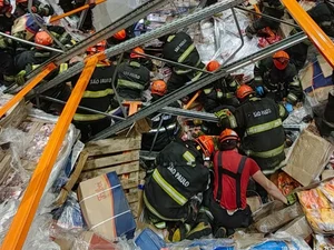 Prateleira com 80 toneladas desaba sobre funcionário de atacadista em SP