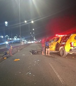 Colisão entre carro e moto deixa duas pessoas feridas e motorista foge em Arapiraca