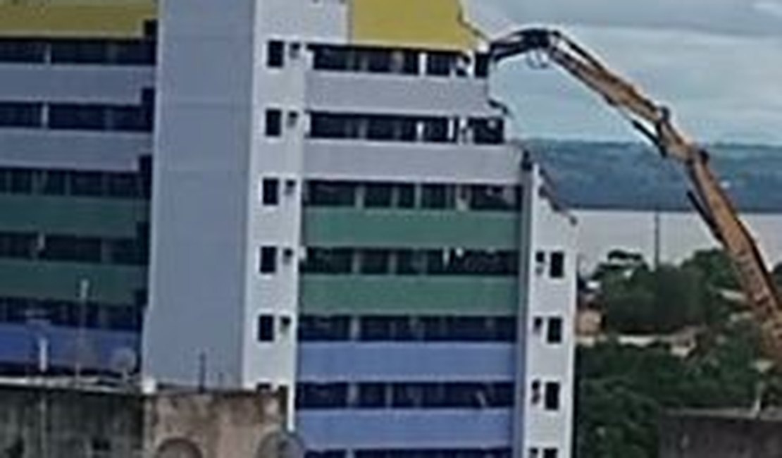 Vídeo registra máquina demolindo prédio abandonado no Pinheiro, em Maceió