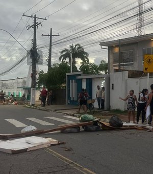 Moradores interditam rua no Jacintinho em protesto contra a falta d’água