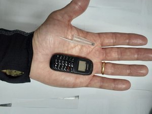 Celular do tamanho de uma tampa de caneta é apreendido em presídio no Rio 