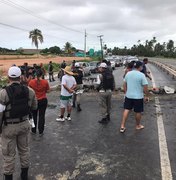 Moradores da Barra Nova protestam e bloqueiam parte da AL-101 Sul