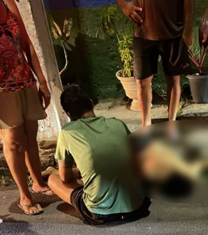 Homem morre e irmã fica ferida após moto bater em poste no Jacintinho