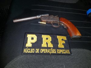 PRF frustra assalto e prende suspeito armado em Joaquim Gomes