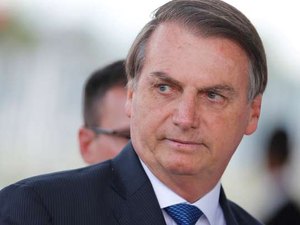 Bolsonaro leva tombo no Alvorada e vai para o hospital