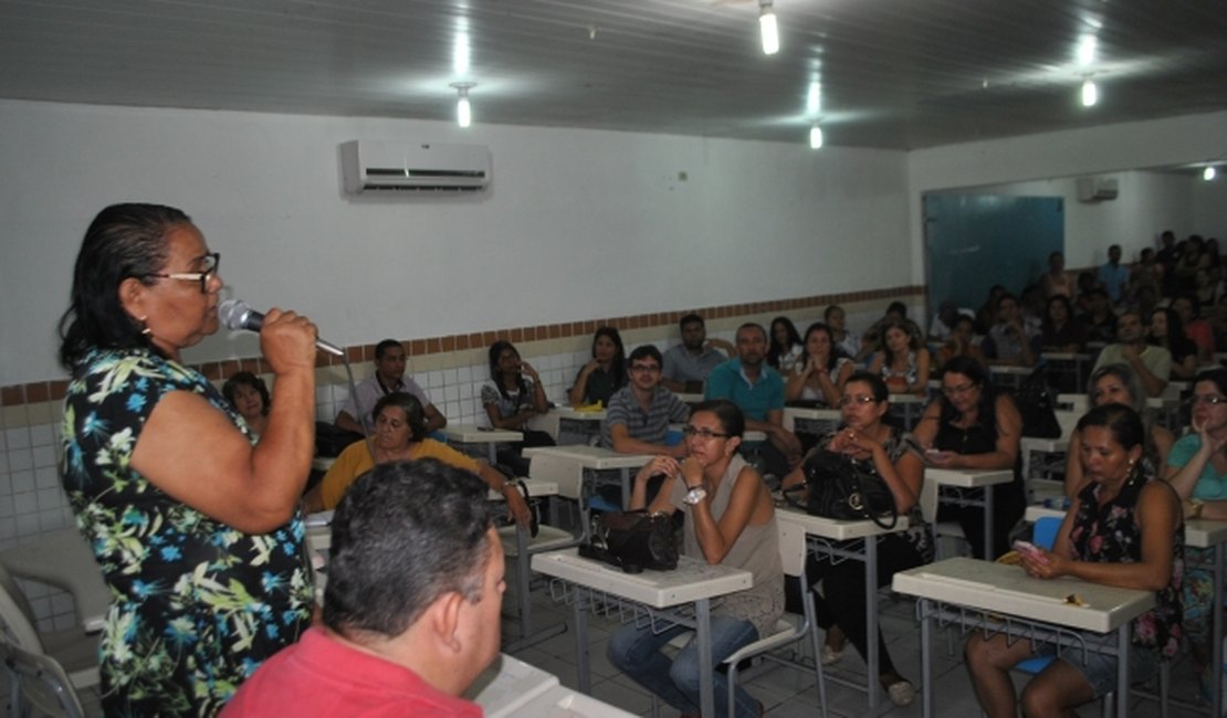 Sem reajuste salarial, professores podem iniciar greve e atrasar ano letivo