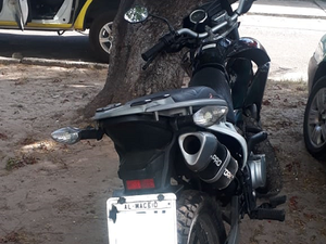 PM recupera motocicleta com queixa de roubo na Ponta Grossa, em Maceió