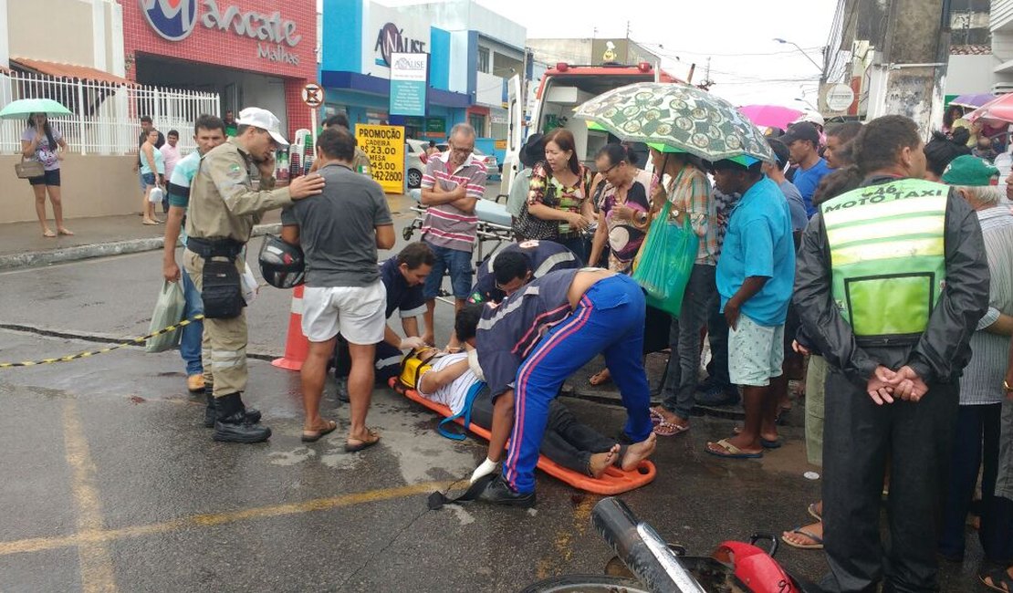 Motociclista ultrapassa sinal vermelho e provoca acidente em Arapiraca