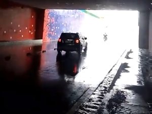 [Vídeo] Viaduto chama atenção pela infiltração de chuva e deterioração da estrutura