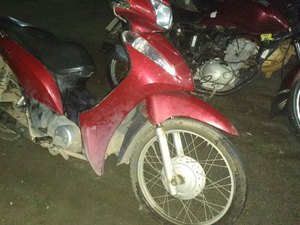 Jovens furtam moto estacionada na frente de residência 