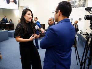 Leis de Gabi Gonçalves ampliam apoio a cuidadores de idosos e autistas