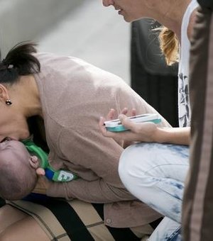 Bebê inconsciente é salvo durante engarrafamento