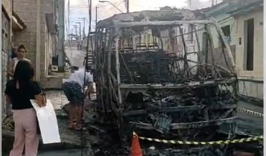 Micro-ônibus pega fogo e fica completamente destruído em Rio Largo