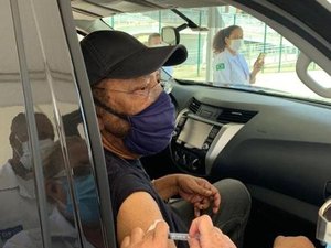 Após crítica a Bolsonaro, Martinho da Vila recebe vacina no Rio