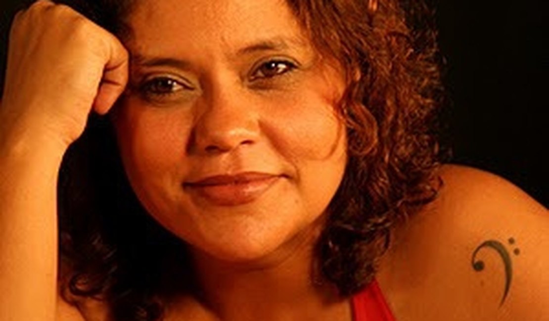 'Cantar é minha arte e não vou parar por medo', afirma Elaine Kundera