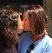 Bruna Marquezine e Tatá Werneck sofrem críticas em fotos beijando atriz