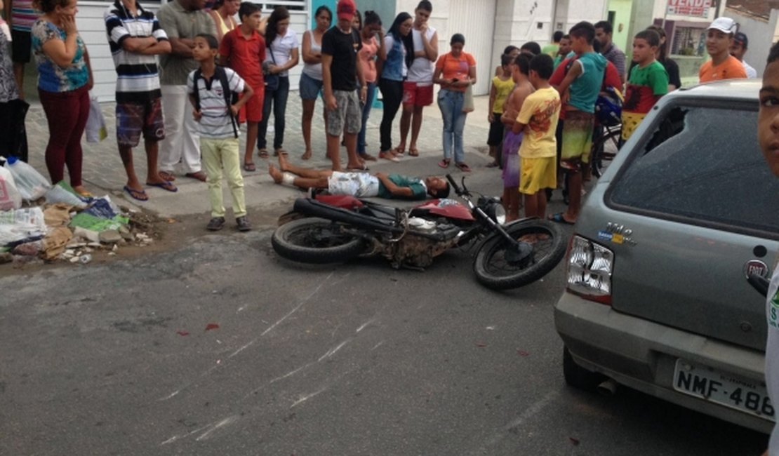Acidente entre moto e carro deixa dois feridos no Centro