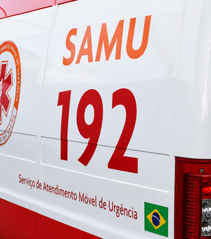 Suspeito de furto é espancado e esfaqueado por populares no Benedito Bentes