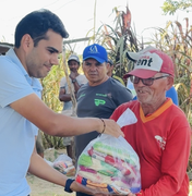 Prefeitura entrega mais de 100 cestas à comunidade Flexeiras, arrecadadas no jogo do Traipu e Piauiense