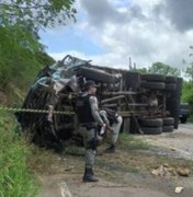 Caminhão tomba e motorista morre na Serra das Pias no município de Palmeira dos Índios