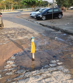 [Vídeo] População reclama de água jorrando há um mês em rua de Arapiraca