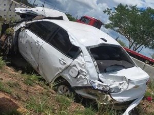 Capotamento deixa mulher ferida em rodovia federal em Porto Real do Colégio