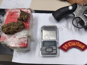 Arma de fogo e meio quilo de maconha são apreendidos durante ação policial