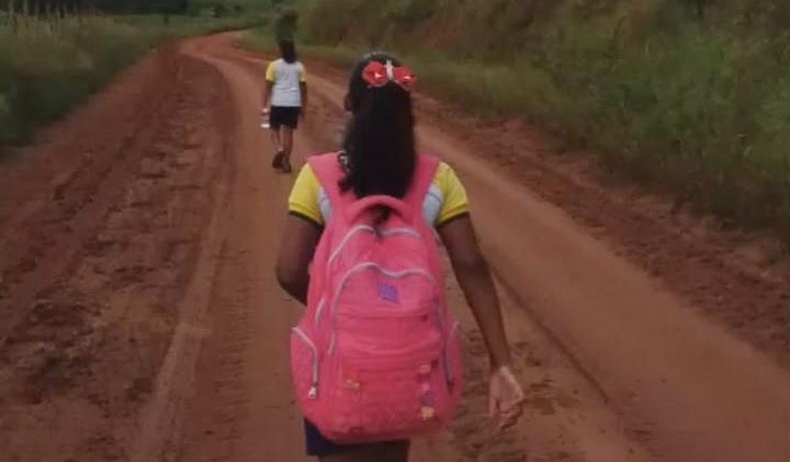 Mulher caminha 5 km com criança de colo e duas meninas por falta de transporte da Prefeitura de Campestre