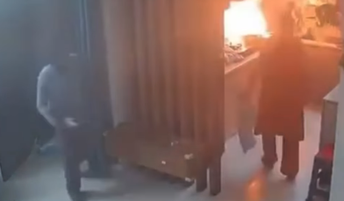 Entregador age rápido e evita incêndio em cozinha na Índia