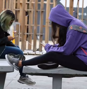Proibição de celulares melhora aprendizagem, segundo 70% dos professores, e reduz bullying