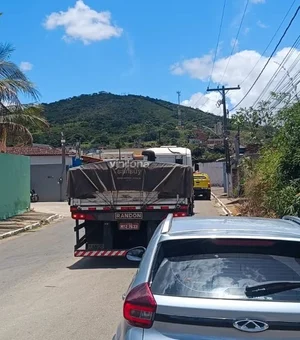 Caminhão colide em carro ao dar marcha à ré no Centro de Coité do Nóia