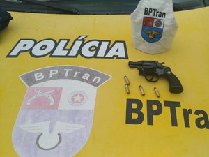 Polícia apreende arma e munições com suspeito de praticar assaltos em Maceió