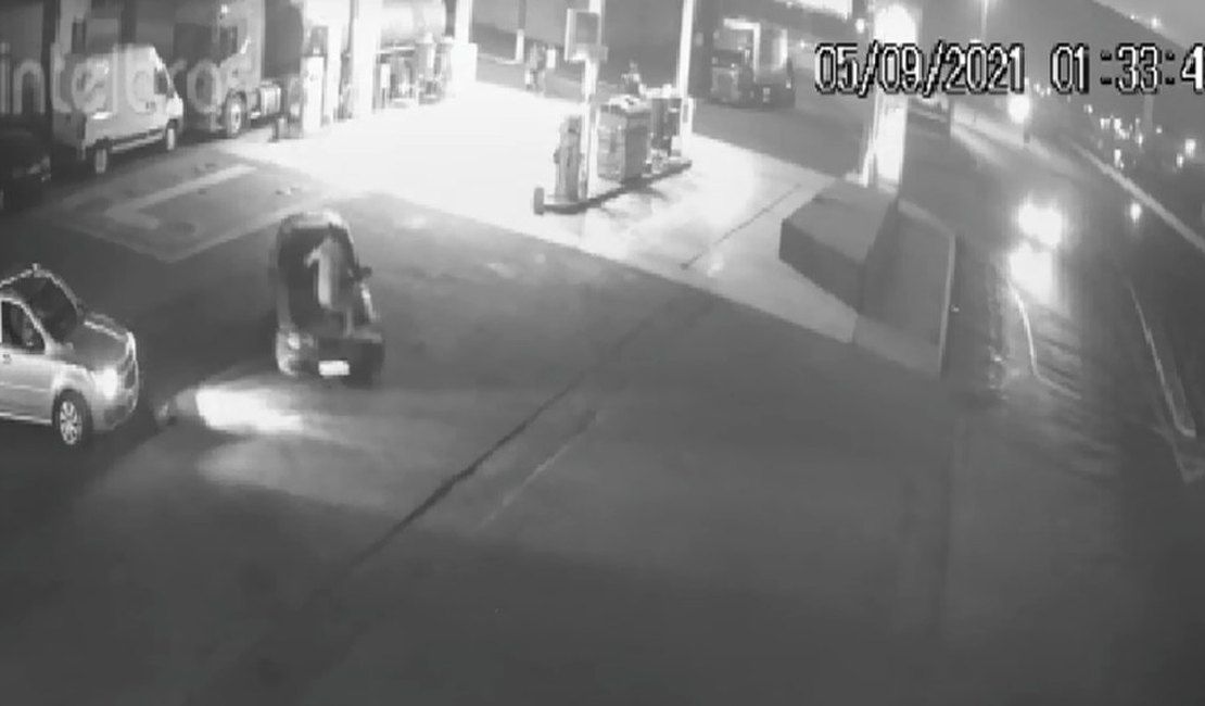 Frentista pula em frente de carro para tentar impedir furto