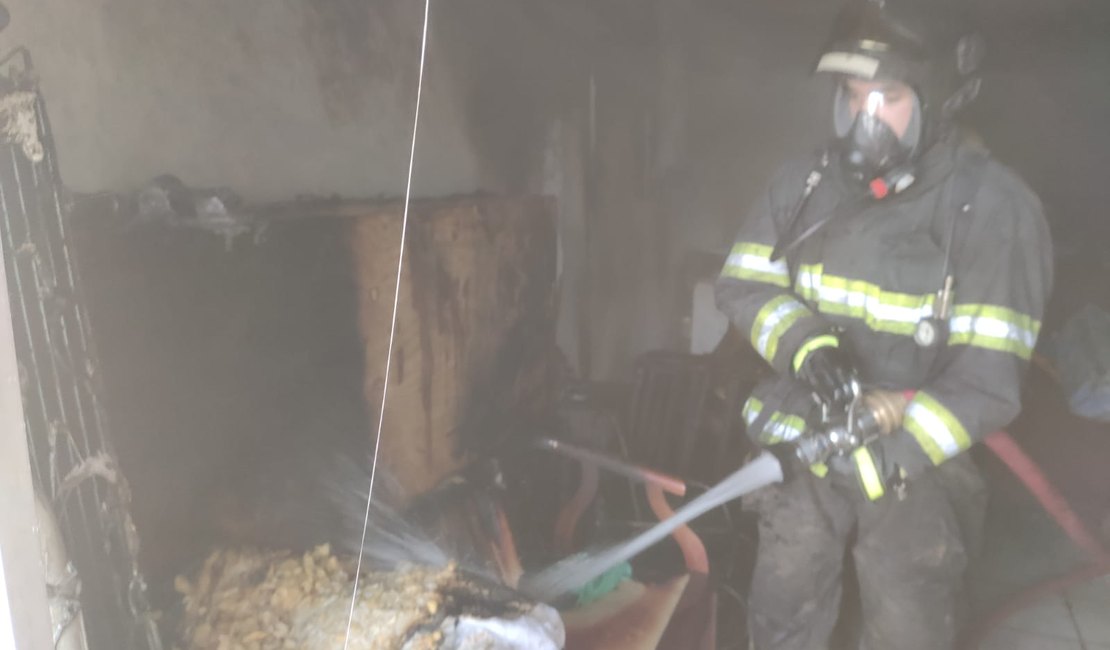 Princípio de incêndio atinge casa na Santa Amélia, em Maceió