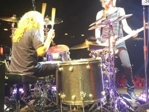 Steven Adler se apresenta com o Guns N' Roses após 26 anos