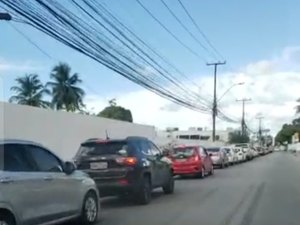 [Vídeo] Vacinação contra gripe: veículos formam fila no 1° dia do “drive-thru”