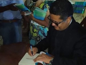 Padre Alex Sandro Rufino lança livro sobre história de Maragogi
