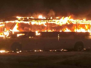 Criminosos armados invadem e incendeiam ônibus da Real Alagoas no Dique Estrada