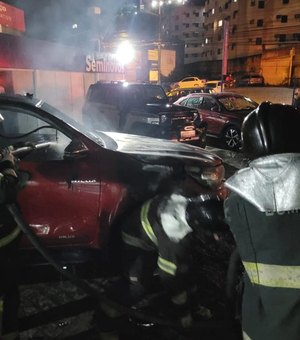 Homem é socorrido após incêndio em veículo na Avenida Gustavo Paiva em Maceió