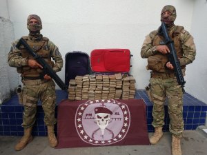 Dupla é presa com 57 quilos de maconha em grota de Maceió 