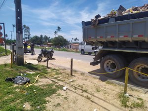 Colisão entre caminhão e motocicleta por pouco não termina em tragédia