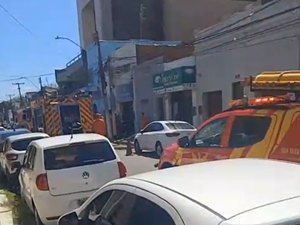 [Vídeo] Incêndio atinge financeira no Centro de Maceió e Corpo de Bombeiros é acionado