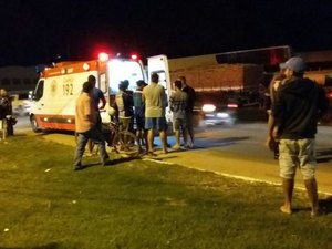 Jovem perde o controle da moto e colide com o meio fio da rotatória