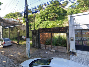 Barreira desmorona e destroços invadem residência no Centro de Maceió