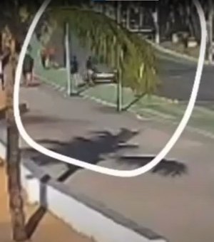 Vídeo mostra momento em que carro invade faixa e atinge corredora na orla de Ponta Verde