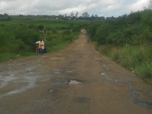 Buraqueira em rodovia prejudica veículos e irrita motoristas