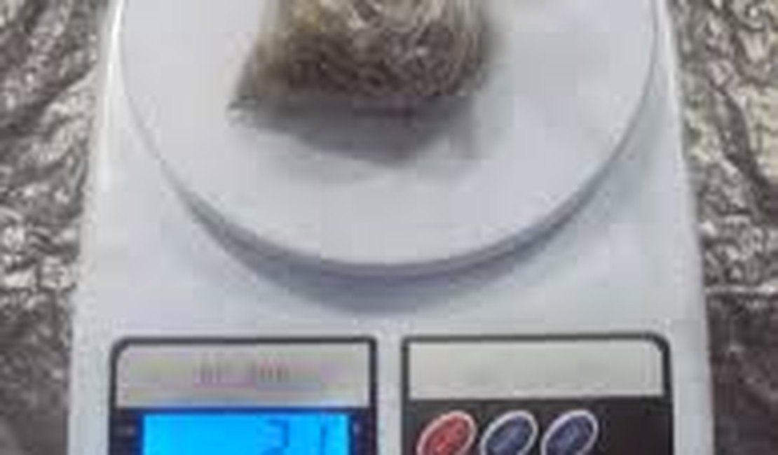 Dupla é detida com 21 gramas de maconha e veículo adulterado em Maceió