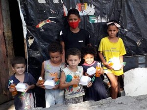 Crianças da Semas recebem presentes do Papai Noel dos Correios
