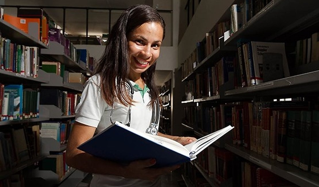 Bolsa auxílio da Uncisal ajuda jovem estudante a realizar sonho